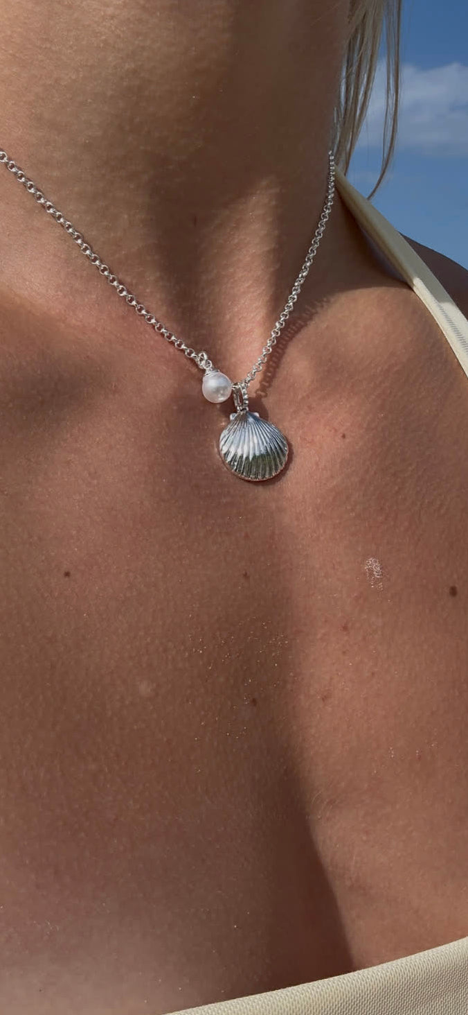 DELICATE CHAIN WITH PEARL AND SHELL-SILVER