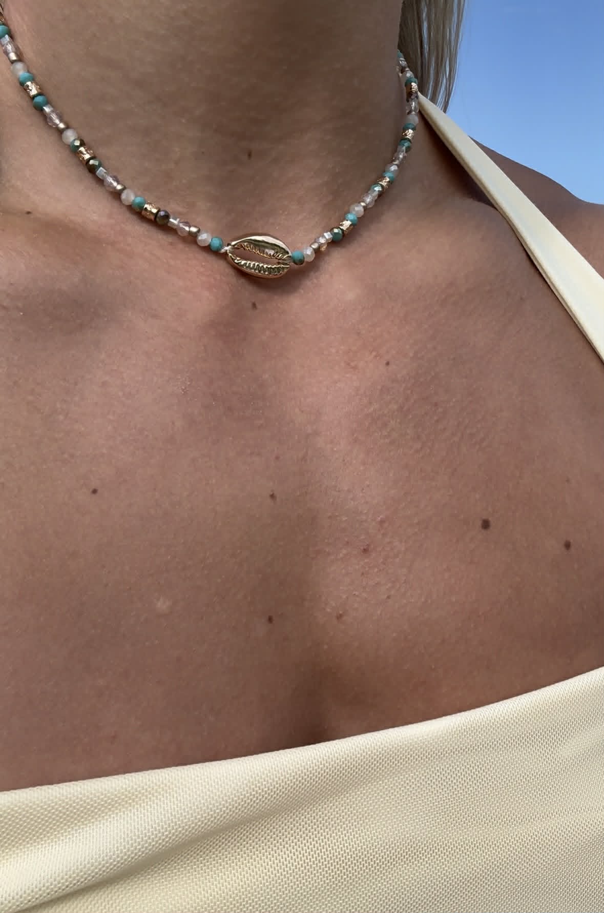 GLASS BEADS NECKLACE WITH METAL SHELL - TURQUOISE