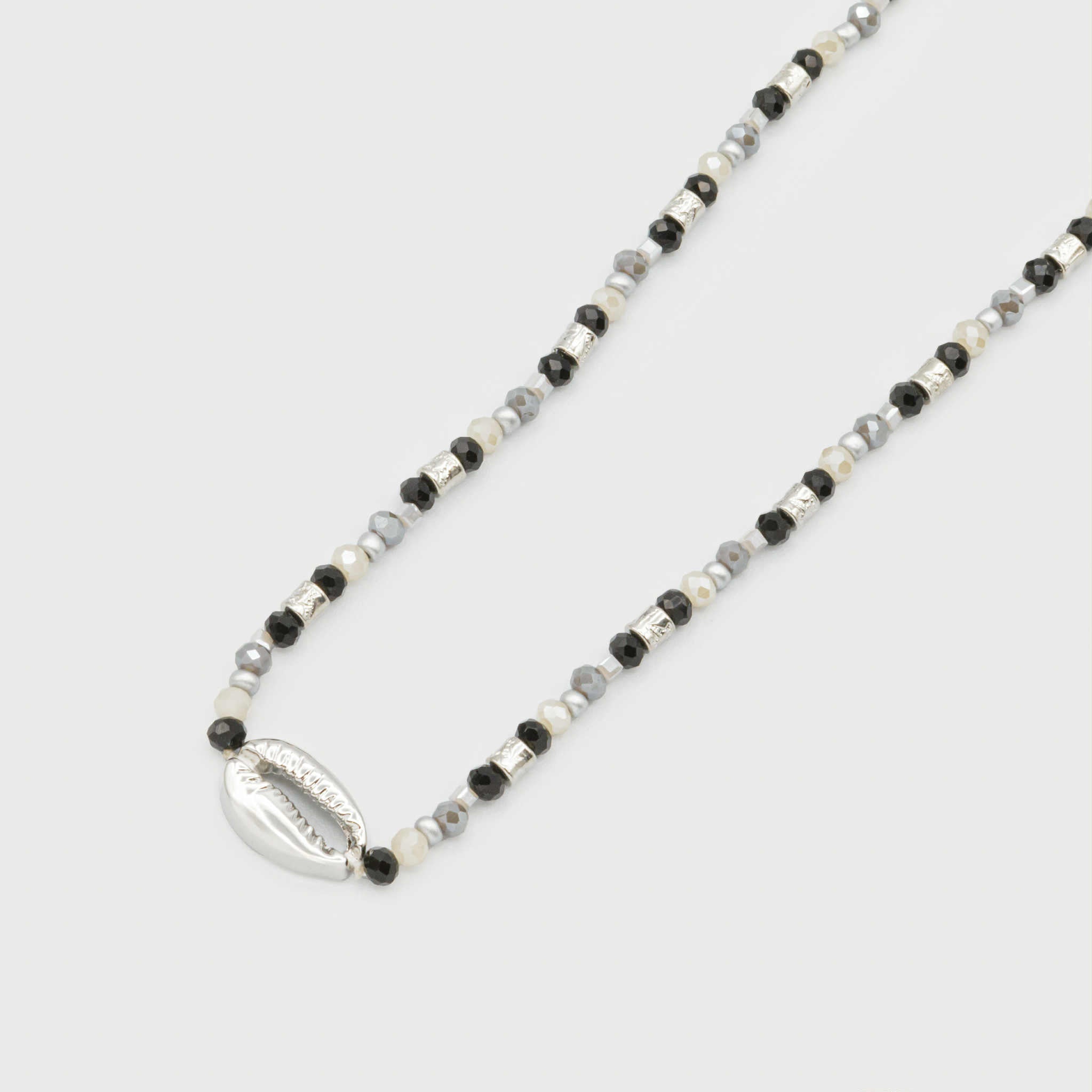 GLASS BEADS NECKLACE WITH METAL SHELL - BLACK